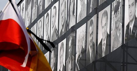 96 Ofiar katastrofy pod Smoleńskiem patrzy na pl. Piłsudskiego