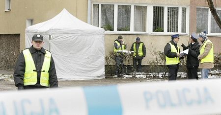 Dwoje dzieci wypadło z okna - jedno nie żyje