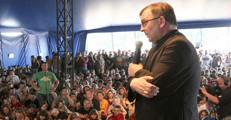 Abp Życiński pomaga betankom