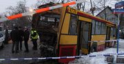 Pociąg uderzył w autobus komunikacji miejskiej