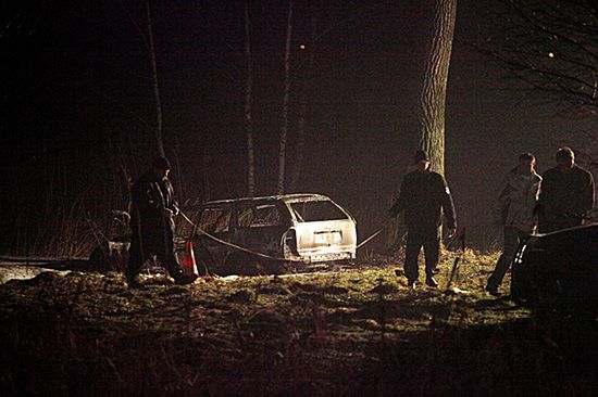 Spalone auto i zwłoki - tajemnicza śmierć dwóch osób