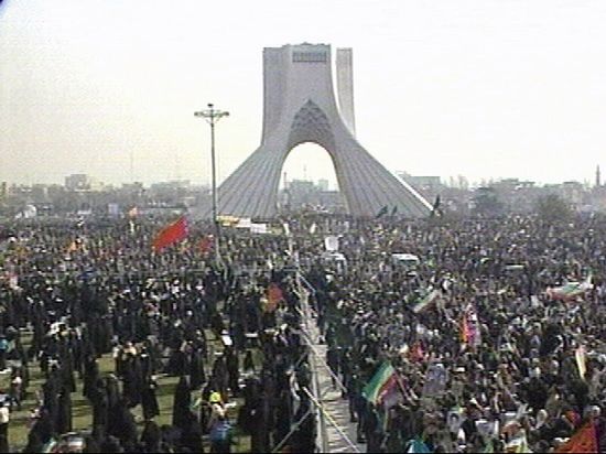 Strzały i gaz łzawiący - Iran obchodzi rocznicę rewolucji