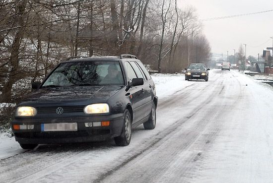 Powróciła zima - ślisko na drogach, śnieg i wiatr