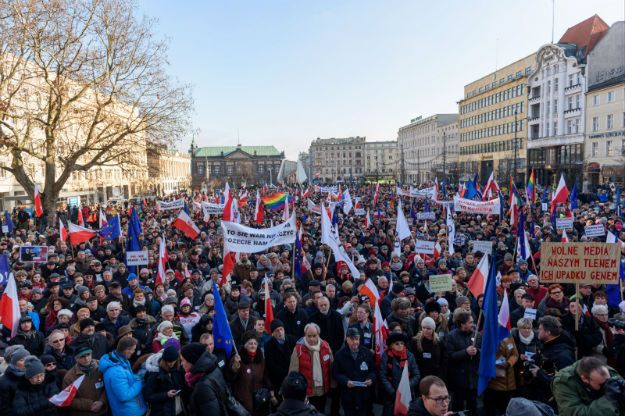 Demonstracje KOD w całej Polsce. Zebrani manifestowali pod hasłem "Wolne media"