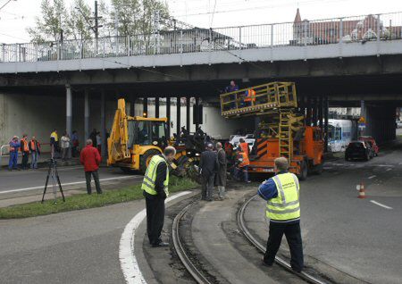 Tramwaj uderzył w filar wiaduktu