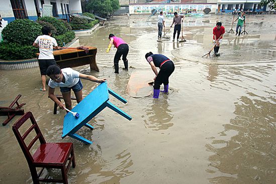Gwałtowne ulewy w Chinach - co najmniej 105 zabitych