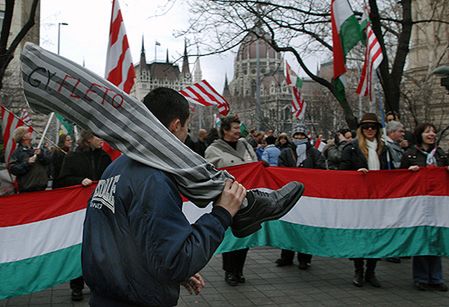 Węgrzy blokują drogi w proteście przeciwko politykom
