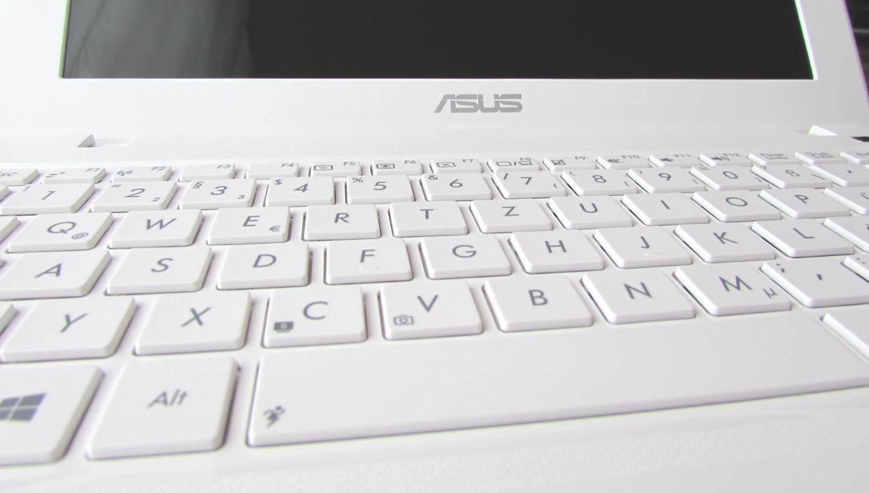 Do czyszczenia białego laptopa używam jednej rzeczy. W kilka chwil wygląda jak nowy!