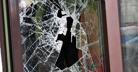 Podkarpacie. Groźny napad rabunkowy. Włamywacz wszedł przez okno i ranił ludzi