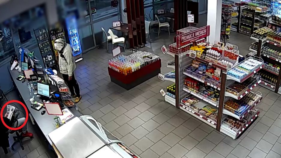 Zajęty czytaniem gazety pracownik zapobiegł napadowi.