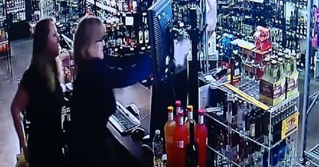 Myślał, że napad na sklep pójdzie jak z płatka. Matka i córka dały mu popalić