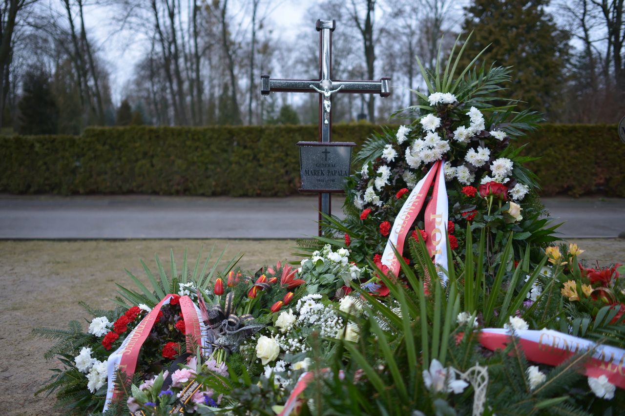 Gen. Marek Papała pochowany po raz drugi. Na warszawskich Powązkach