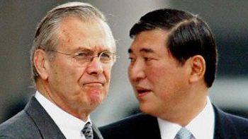 Donald Rumsfeld i Shigeru Ishiba, japoński minister obrony