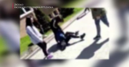 Wstrząsające nagranie. Nastolatki skatowały "koleżankę" przed szkołą w Gdańsku