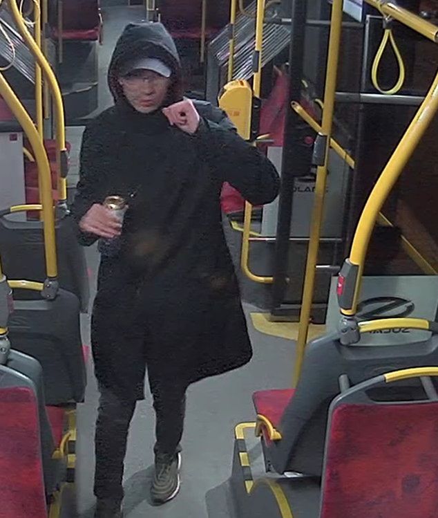 Warszawa. Brutalny napad w autobusie. Policja pokazała sprawcę