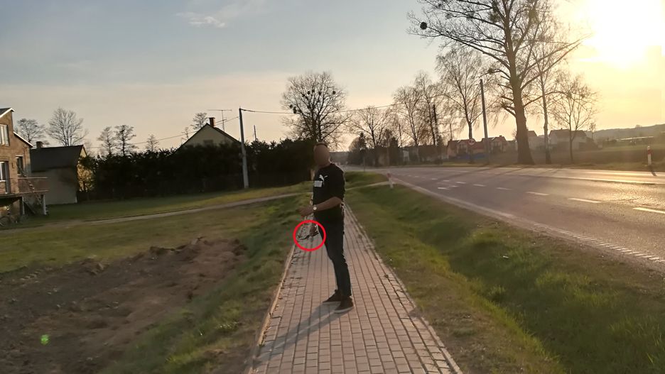 Mężczyzna w reku trzymał nóż.