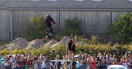 Franky Zapata i jego flyboard nad kanałem La Manche. Historyczny lot przerwany