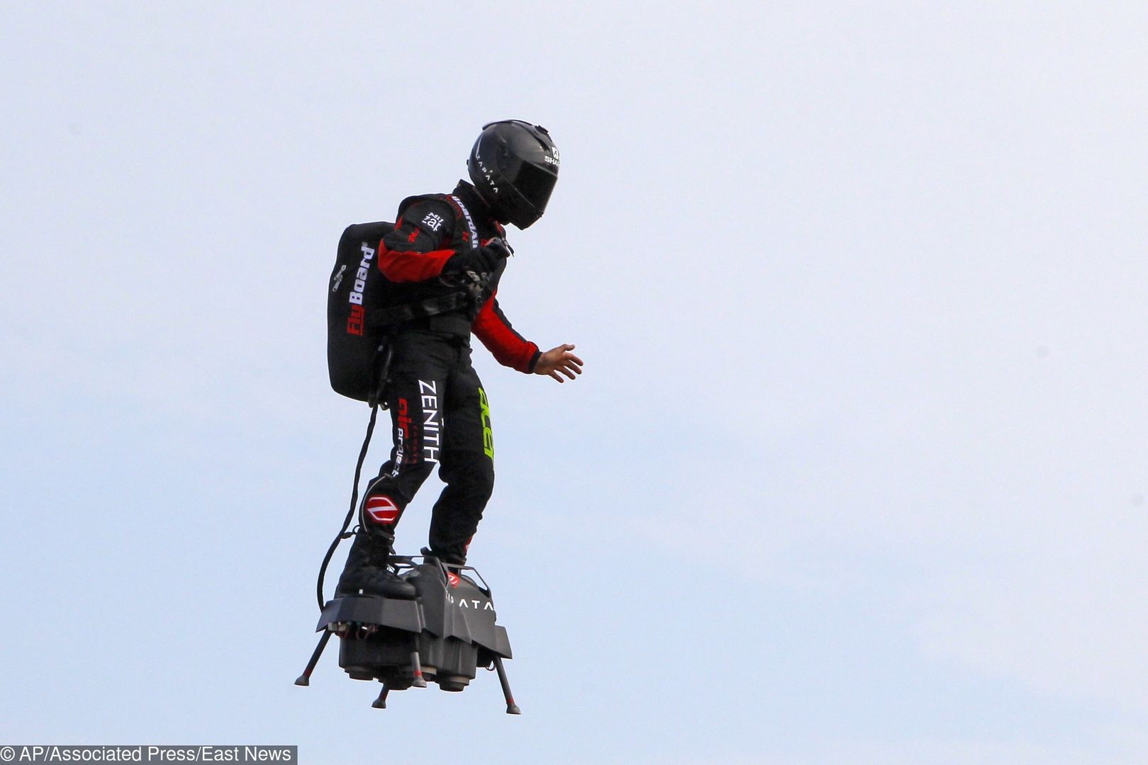 Francja. Franky Zapata podczas lotu flyboardem 