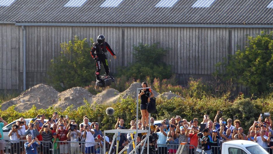Franky Zapata tu po starcie do lotu nad kanałem La Manche na Flyboard Air