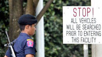 Policjant przed amerykańską ambasadą w Bangkoku