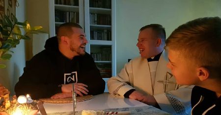 Raper Tau Bozon wpuścił księdza po kolędzie. Pokazał zdjęcie z tego wydarzenia