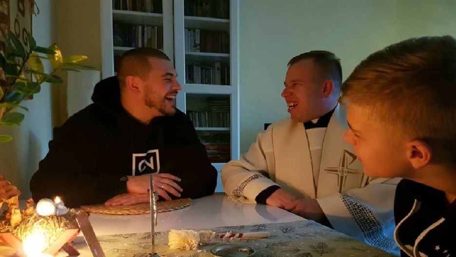 Raper wpuścił księdza po kolędzie