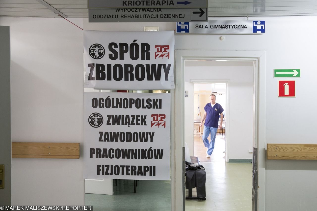 Protest fizjoterapeutów. Żądają 1,6 tys. zł podwyżki. "System skazuje nas na zagładę"