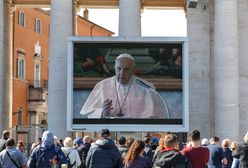 Papież modlił się za zakażonych koronawirusem. Anioł Pański po raz pierwszy z telebimów