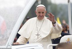 Kobieta pociągnęła papieża Franciszka za rękę. Zdenerwował się