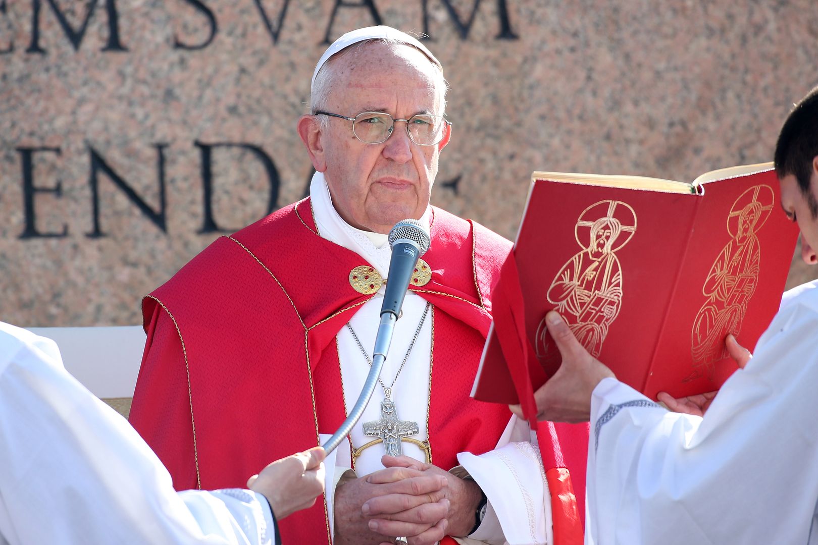 Papież poprosił o zwrot datku. W kwocie była liczba 666