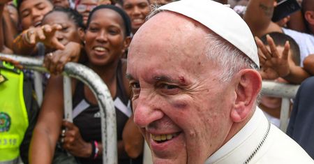 Papież Franciszek miał wypadek w papamobile. Rozbita twarz, krew na ubraniu