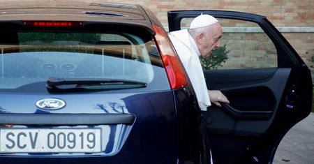 Papież Franciszek ogranicza spotkania. "Lekka niedyspozycja"