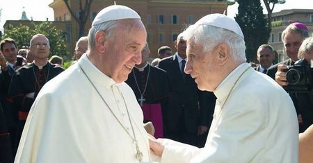 Papież Franciszek odwiedził Benedykta XVI. Przybył z wielkanocnymi życzeniami