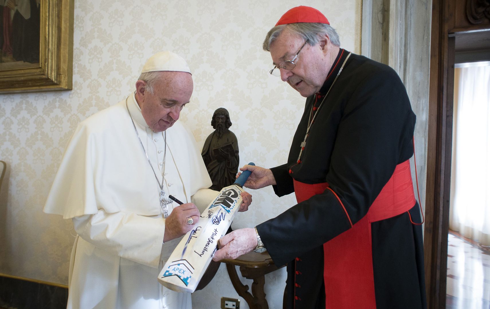 Papież Franciszek i kardynał George Pell w 2015 r.