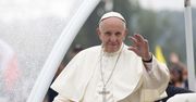Kobieta pociągnęła papieża Franciszka za rękę. Zdenerwował się