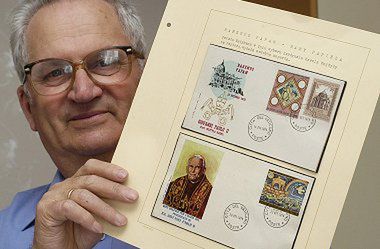 Tysiące znaczków z Papieżem w kolekcji filatelisty