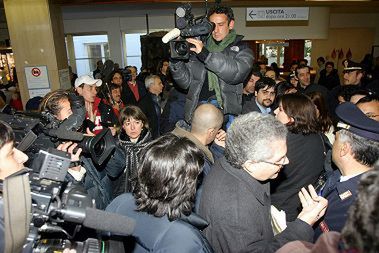 Tłumy dziennikarzy przed kliniką Gemelli