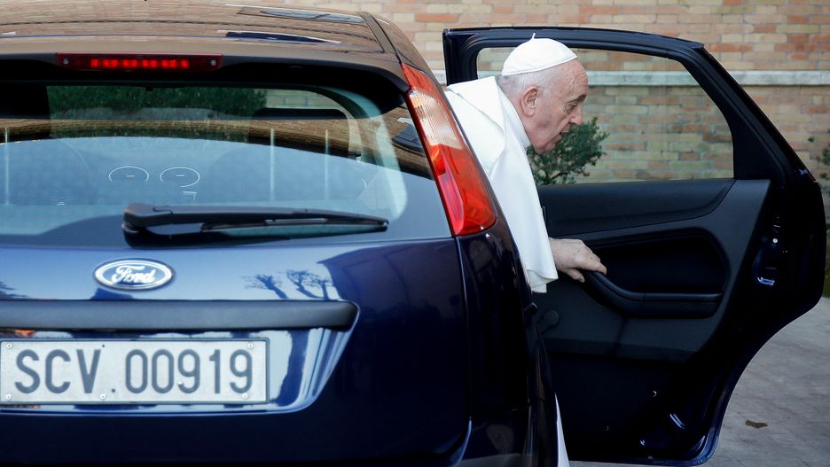 Papież Franciszek ogranicza spotkania. "Lekka niedyspozycja"