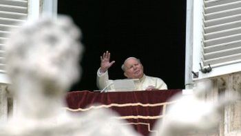 Papież pozdrawia pielgrzymów, zgromadzonych na placu św. Piotra