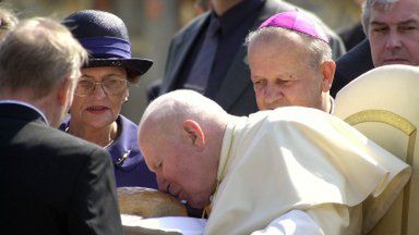 Powitanie papieża na lotnisku