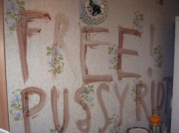 Napis "Uwolnić Pussy Riot" przy ciałach zamordowanych kobiet