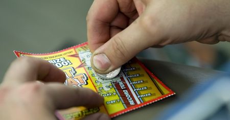 Szczęśliwa zdrapka. Wygrał fortunę w drodze na chemioterapię