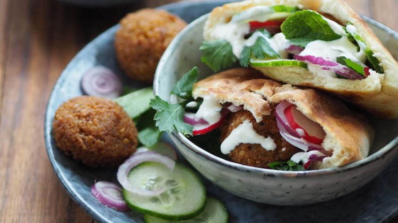 Falafel, pita i sos jogurtowy z tahini. Kanapka na weekend