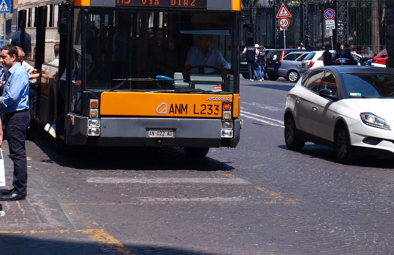 Neapol. Kobieta rodziła w autobusie. Wyrzucono ją, bo nie miała biletu