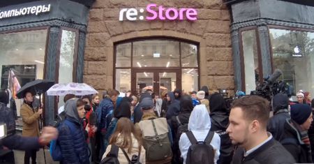 Kilkaset osób stało w kolejce. Dopiero osoba z numerkiem 247 wyszła z nowym iPhonem