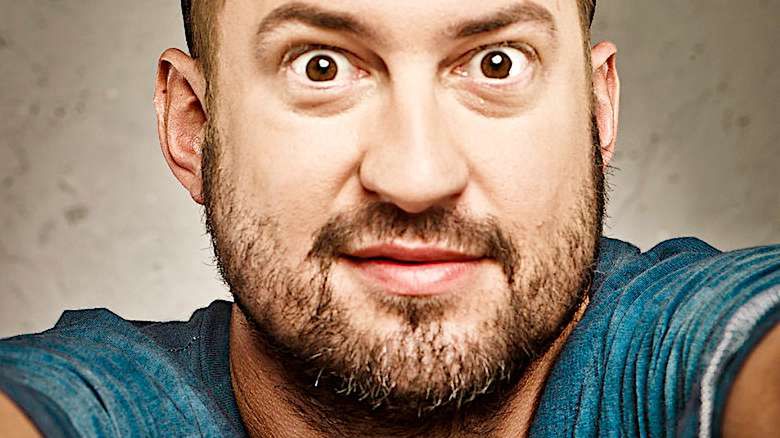 Marcin Prokop ze spuszczonymi spodniami w garderobie