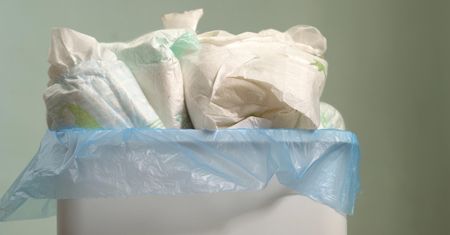 Upokorzono pasażerkę. Kazano jej trzymać brudną pieluchę pod fotelem