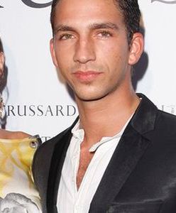 Przystojny tancerz został sam...