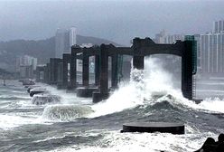 Tajfun Ewiniar zabija teraz w Korei