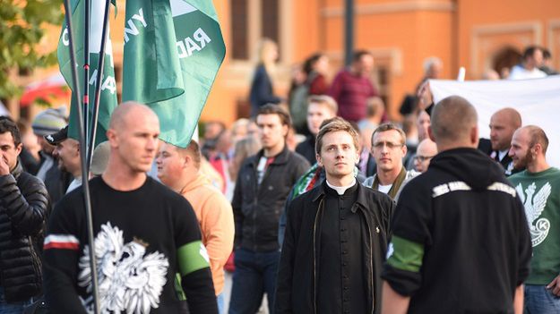 Ksiądz Jacek Międlar podczas antyimigranckiej demonstracji we Wrocławiu